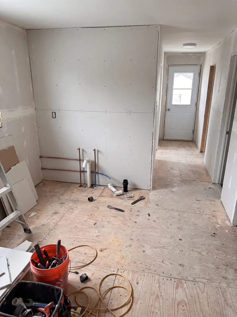 La même pièce avant la rénovation, mise à nu jusqu'à la structure