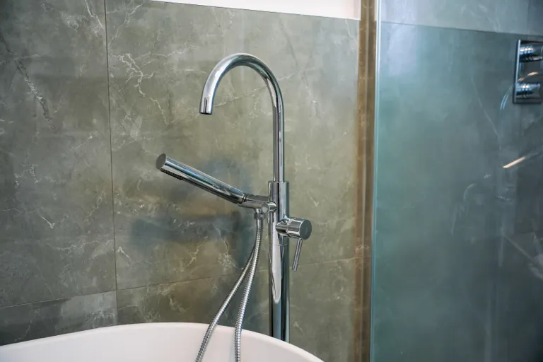 Robinet de bain sur pied en chrome avec douchette