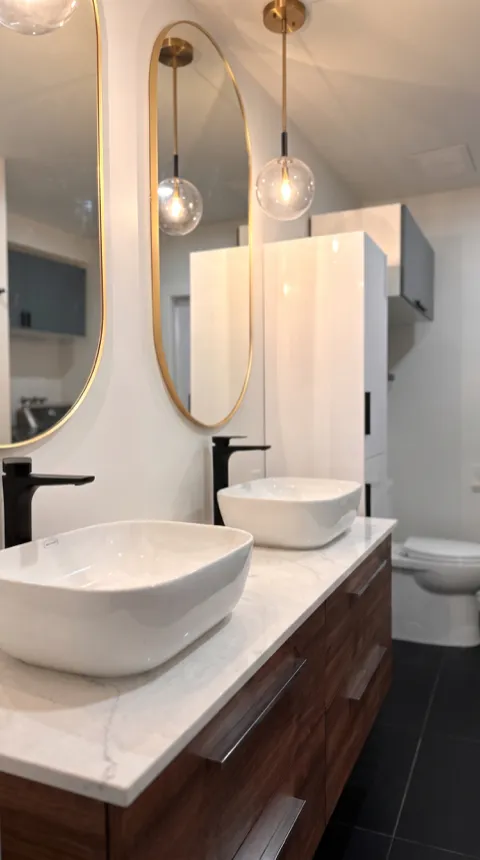 Double vasque sur vanité en noyer avec miroirs cerclés de laiton